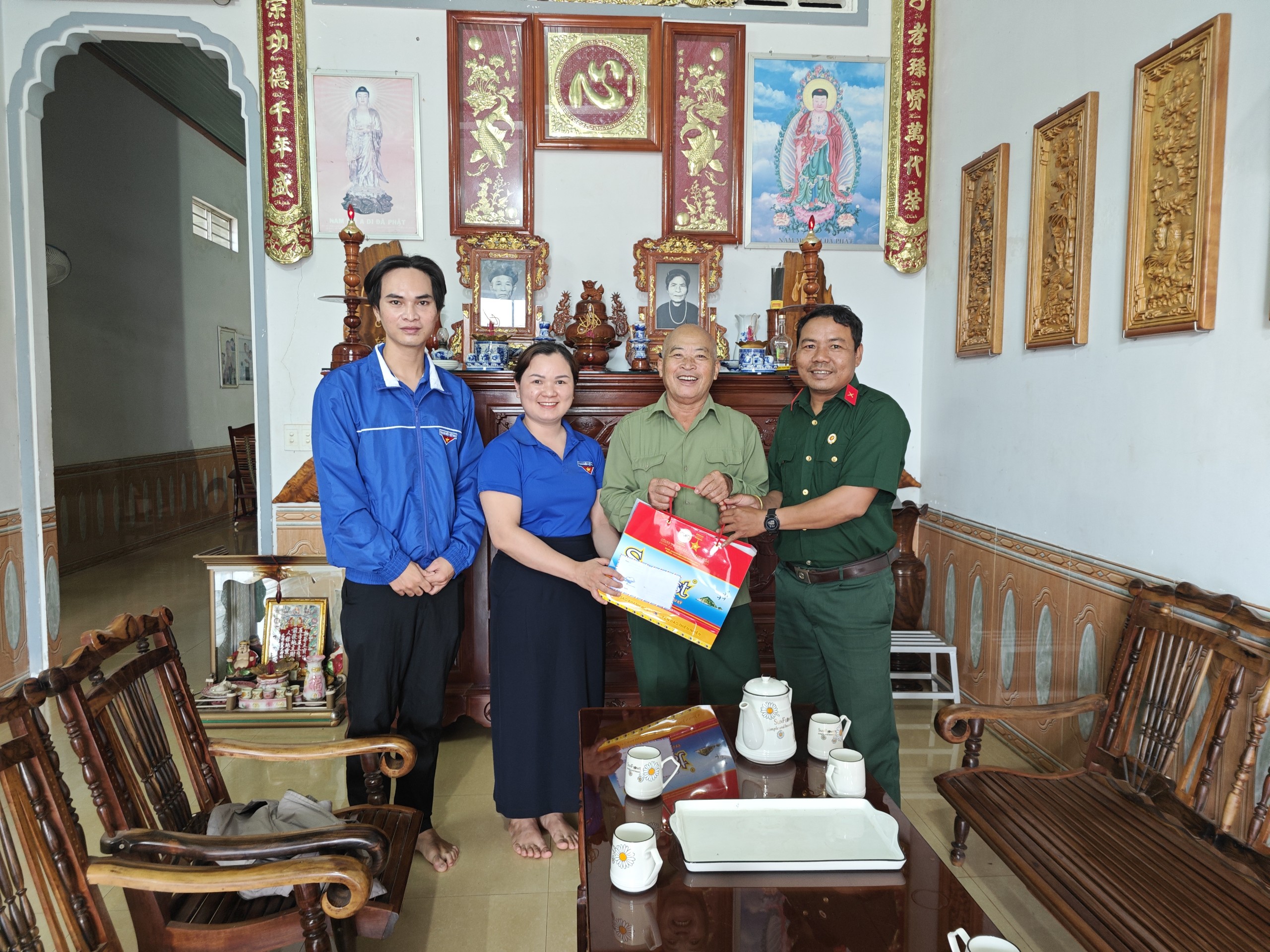 Mặt trận và các đoàn thể Hội CCB, Đoàn thanh niên xã phối hợp tổ chức đi thăm tặng quà nhân ngày thương binh, liệt sỹ 27/7